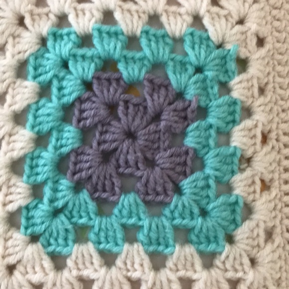Granny Square crochet throw blanket cream yarn colorful handmade. Tassels green - Picture 13 of 16